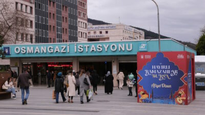 Bursa’da iftara yetişemeyenler için metro duraklarına Büyükşehir’den özel stant