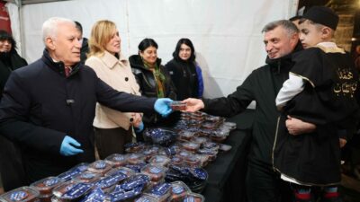 Bursa Ulu Cami’deki ilk teravih sonrası Başkan Bozbey’den tatlı ikramı