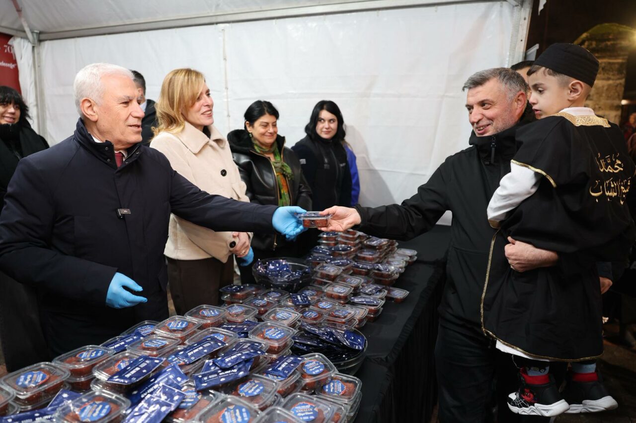 Bursa Ulu Cami’deki ilk teravih sonrası Başkan Bozbey’den tatlı ikramı