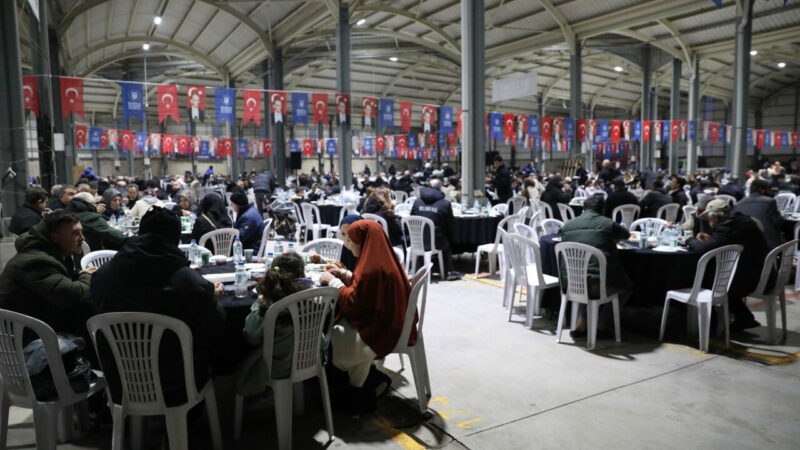Bursa Büyükşehir’in iftar sorası İnegöl’de kuruldu Ramazan ayı boyunca 17 ilçede iftar sofraları kuran Bursa Büyükşehir