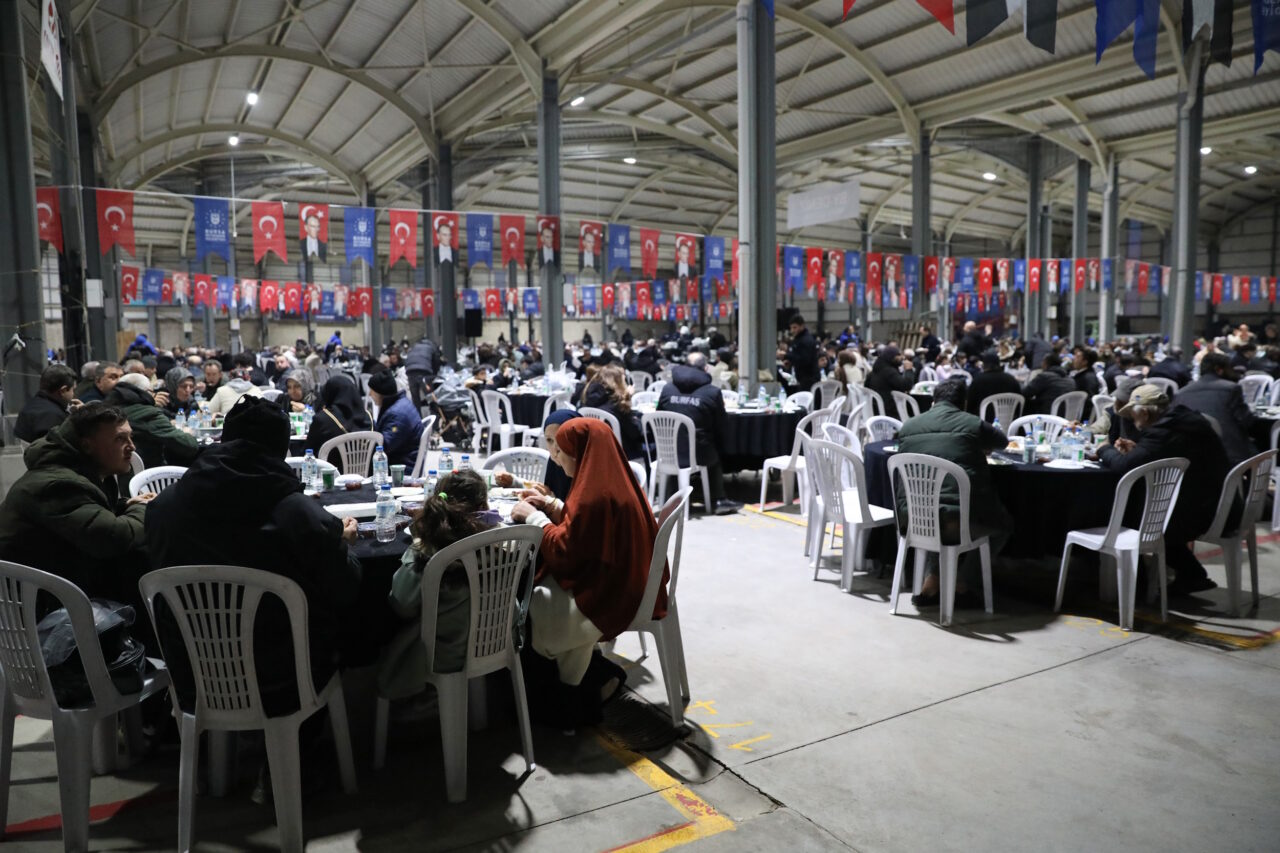 Bursa Büyükşehir’in iftar sorası İnegöl’de kuruldu
