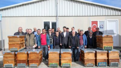 Bursa Büyükşehir’den arıcılara kovan desteği