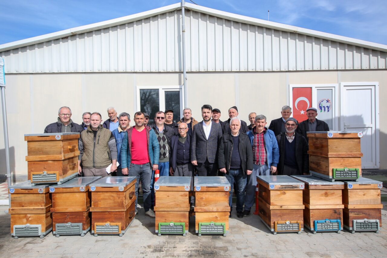 Bursa Büyükşehir’den arıcılara kovan desteği