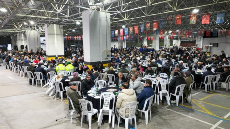 Bursa’da yüzlerce vatandaş aynı sofrada buluştu Bursa Büyükşehir Belediyesi’nin Kestel ilçesinde düzenlediği iftar programında konuşan Başkan