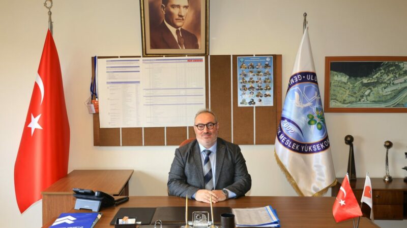Bursa Uludağ Üniversitesi (BUÜ) Gemlik Asım Kocabıyık Meslek Yüksekokulu’nda bayrak