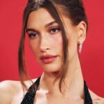 Transparan elbisesiyle gündem oldu!