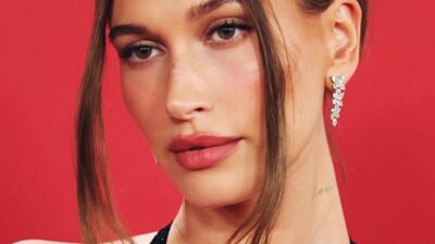 Transparan elbisesiyle gündem oldu!