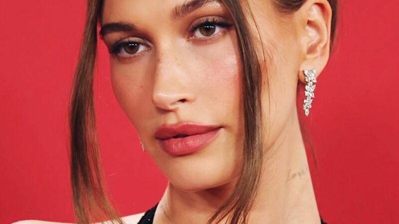 Transparan elbisesiyle gündem oldu!