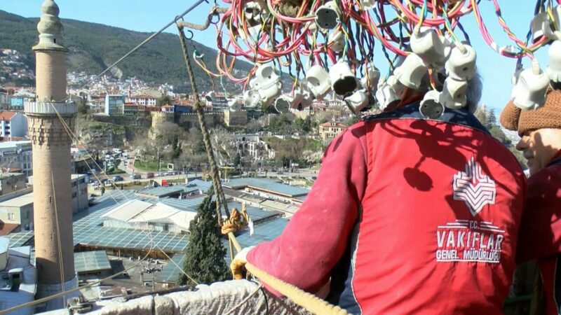 Bursa Ulu Cami’ye bu yılın yeni mahyası asıldı Bursa Ulu Cami’ye bu yılın yeni mahyası asıldı