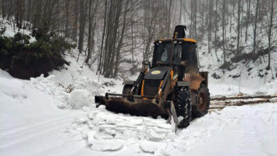 Bursa’da orman köylüsünün ulaşımı için karla mücadele srüyor
