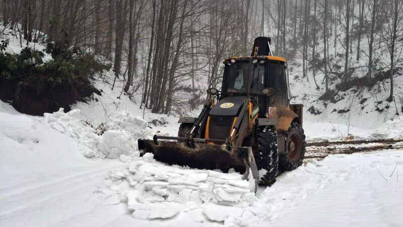 Bursa’da orman köylüsünün ulaşımı için karla mücadele srüyor