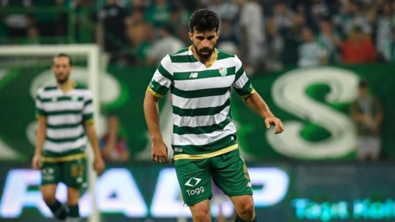 Bursasporlu futbolcunun transferinde pürüz çıktı! Başka takıma mı gidiyor? Bursaspor’da, 1. Lig ekiplerinden Sarıyer’le anlaşmaya varan Tunahan Ergül’ün transferinde