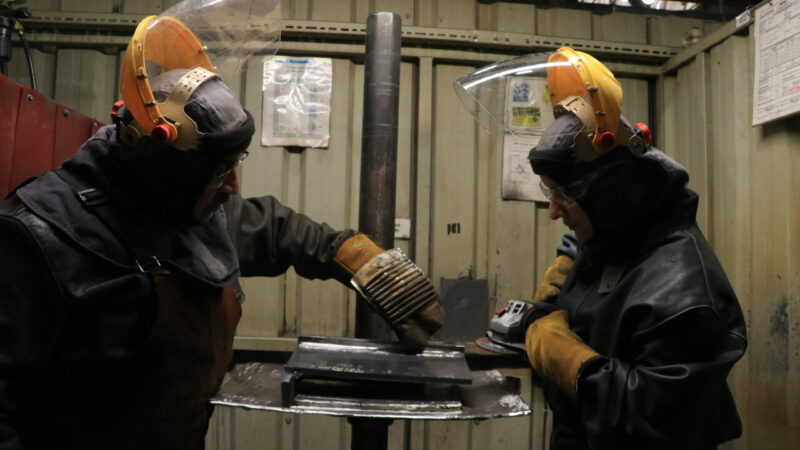 Bursa’da 4 kadın kaynakçının ürettiği parçalar Avrupa’ya gidiyor Bursa’da 4 kadın kaynakçının ürettiği parçalar Avrupa’ya gidiyor