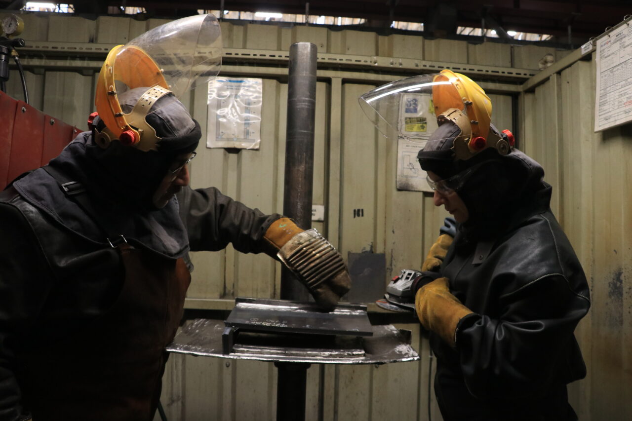 Bursa’da 4 kadın kaynakçının ürettiği parçalar Avrupa’ya gidiyor Bursa’da 4 kadın kaynakçının ürettiği parçalar Avrupa’ya gidiyor