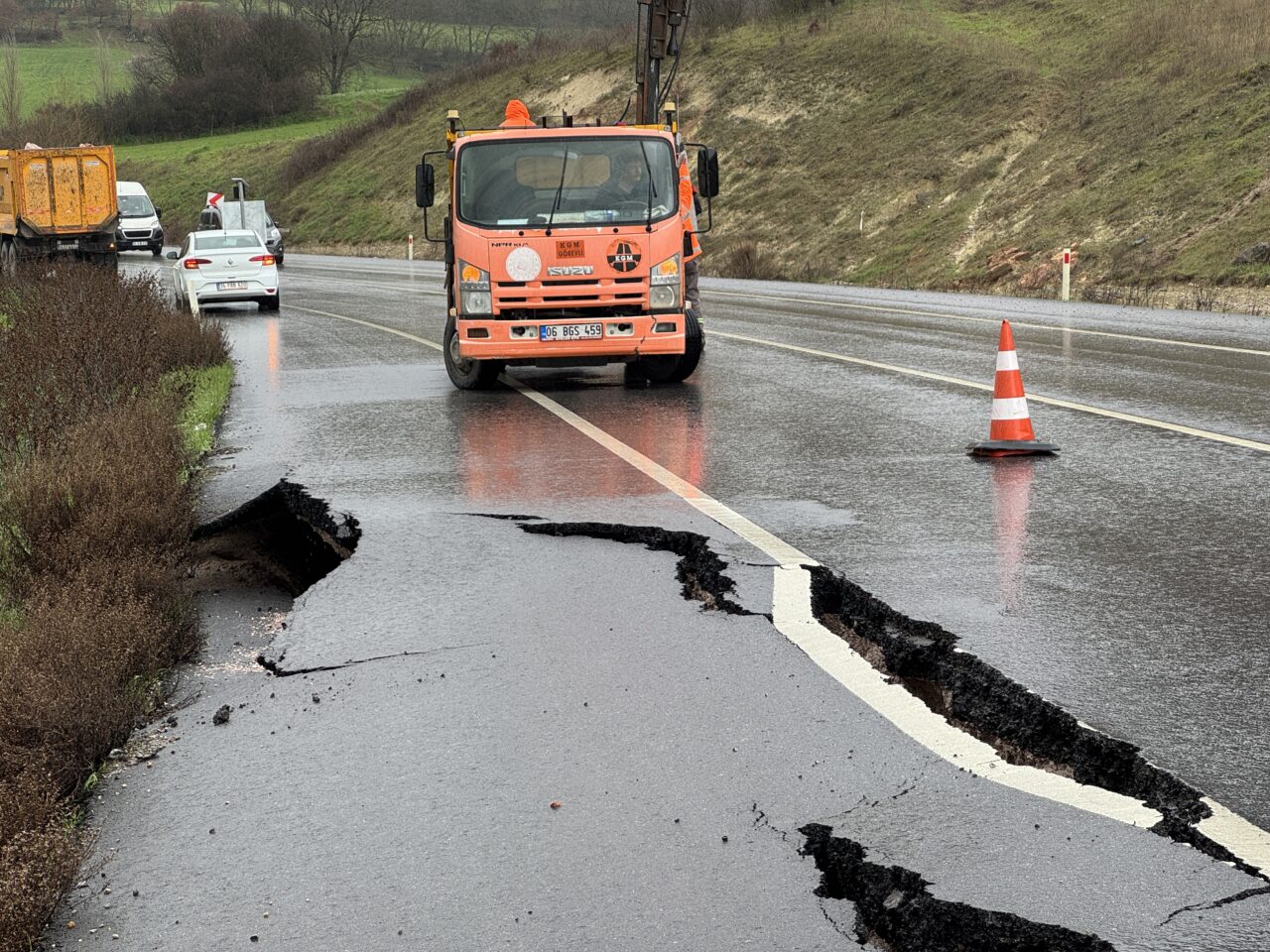 Bursa’nın komşusunun yolları yarıldı