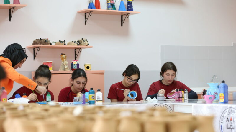 Bursa'nın Osmangazi ilçesinde geleneksel el sanatlarına yönlendirilen yaklaşık 10 bin