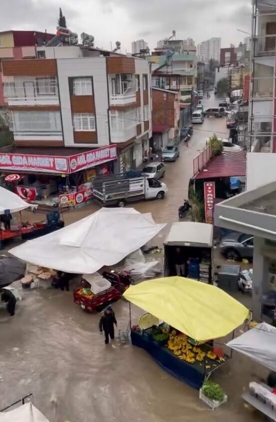 Adana’da sağanak! Yollar göle döndü Adana’da sağanak! Yollar göle döndü