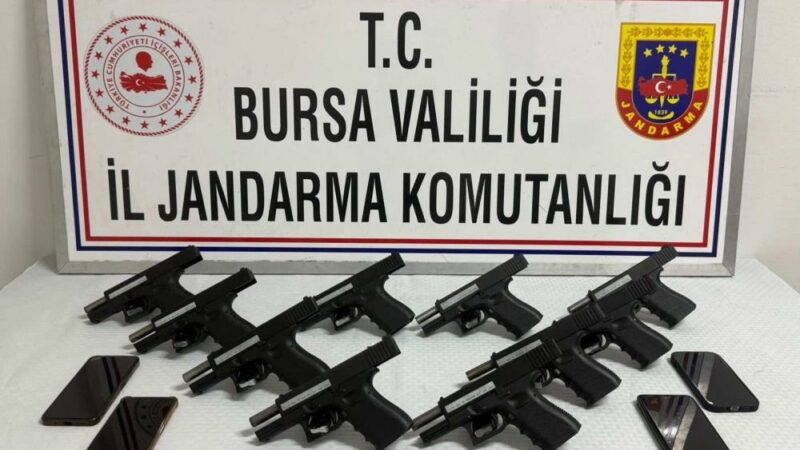 Bursa'da jandarma ekipleri tarafından yapılan operasyonda ruhsatsız silah sattıkları belirlenen