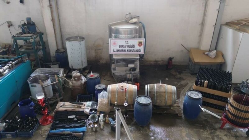 Bursa’da 800 litre kaçak şarap ele geçirildi Bursa'nın İznik ilçesinde bir iş yerinde yüklü miktarda kaçak alkol