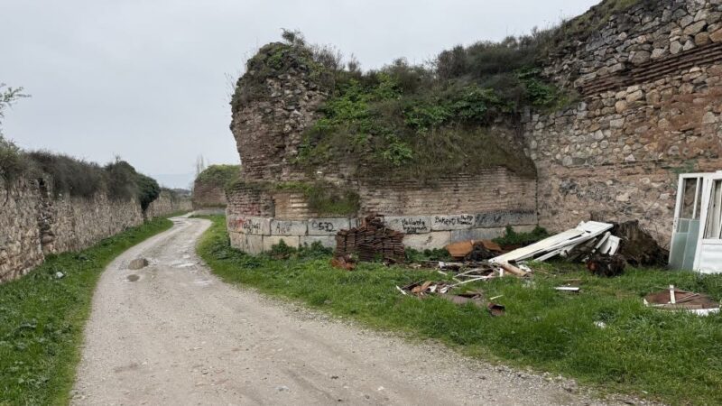 Bursa'nın tarihi ilçesi İznik'te yaklaşık 2 bin yıllık surların duvarlarına