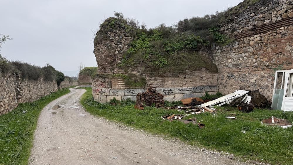 Bursa’nın 2 bin yıllık tarihi surlarına yapılan saygısızlığa tepki