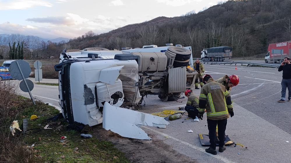 Bursa’da beton tankeri devrildi, sürücüsü kurtarılamadı
