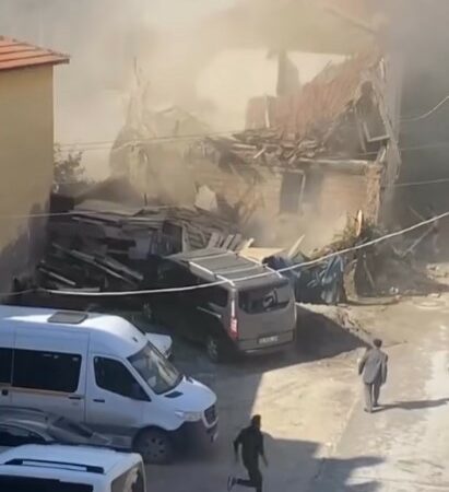 Bursa'nın Gemlik ilçesinde bulunan Balıkpazarı Keklik Sokak'ta yer alan metruk