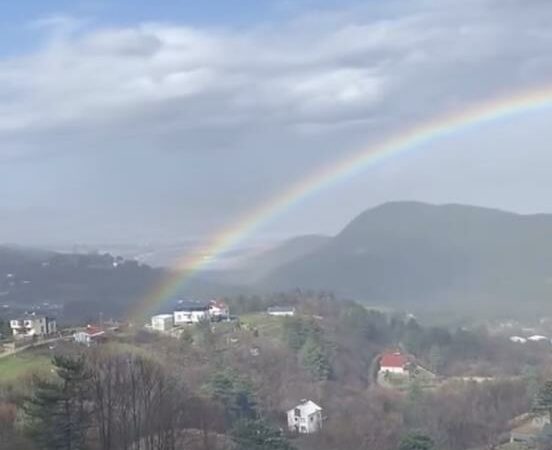 Bursa’da gökkuşağı çıktı Bursa'nın Kestel ilçesine bağlı Saitabat Mahallesi'nde yağmurun ardından oluşan gökkuşağı,