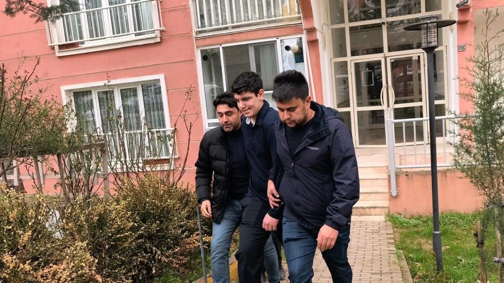 Bursa’da ablasını bıçakla rehin alan genci polis durdurdu