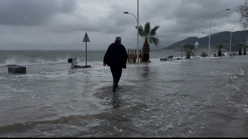 Bursa’da yollar göle döndü! Marmara Denizi'nde etkili olan fırtına nedeniyle oluşan dev dalgalar, Bursa'nın