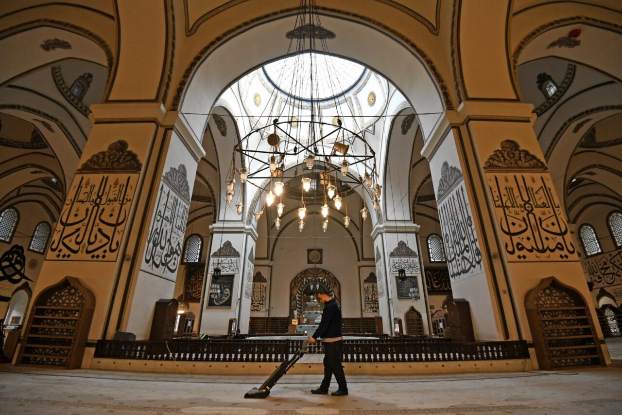 Bursa Ulu Cami, teravihlere hazır