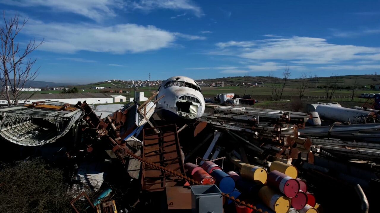 Bursa’da dev uçak hurdalıkta alıcı bekliyor!