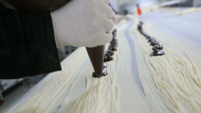 Tatlı tüketimi tonları aştı! Üç vardiyaya geçtiler… Tatlı tüketimi tonları aştı! Üç vardiyaya geçtiler…