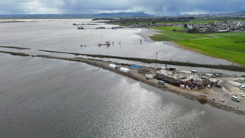 Binlerce dönüm tarım arazisi sular altında kaldı!