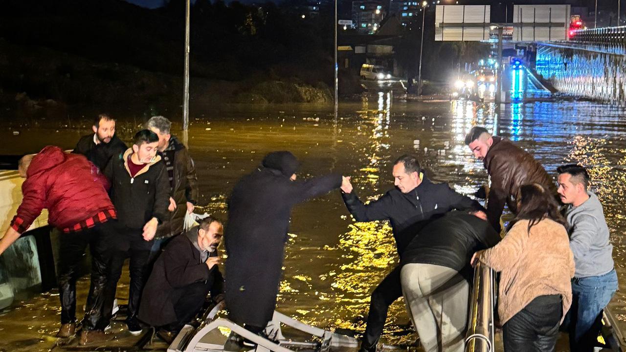 Aydın’ı sağanak vurdu