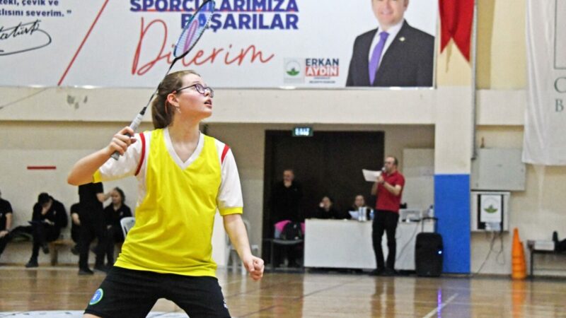 Osmangazi’nin yıldızları Osmangazi Belediyesi’nin ev sahipliğinde Dikkaldırım Spor Salonu’nda düzenlenen Badminton Yıldızlar