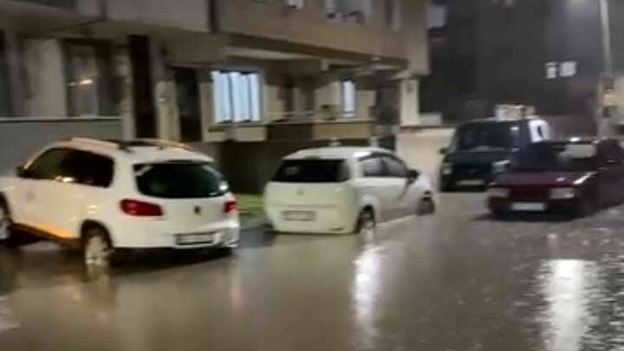Bursa İnegöl’de sağanak yağış hayatı felç etti