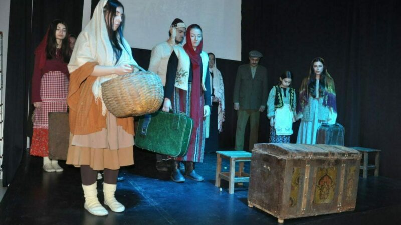 Bursa Mudanya’da ‘Mübadil Öyküleri’ tiyatro oyunu sahnelendi Bursa'nın Mudanya ilçesinde, Mudanya Mütarekesi'nin imzalanmasının 103'üncü yılı etkinlikleri kapsamında