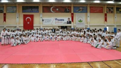 Bursa Osmangazi’de 300 karateci kuşak sevinci yaşadı