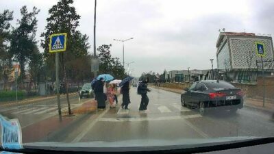 Bursa trafiğinde korku dolu anlar: Öğrenciler son anda kurtuldu!