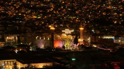 Bursa Ulu Cami’nin ‘Kul hakkından sakın’ yazılı mahyası yakıldı