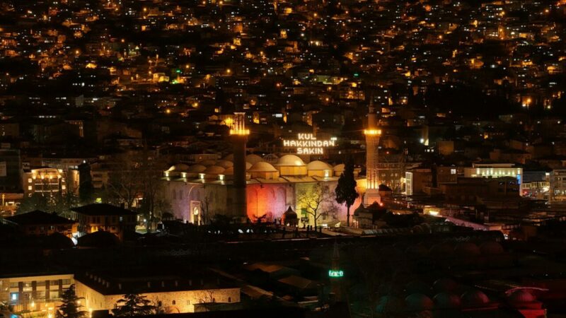 Bursa Ulu Cami’nin ‘Kul hakkından sakın’ yazılı mahyası yakıldı Bursa Ulu Cami’nin ‘Kul hakkından sakın’ yazılı mahyası yakıldı