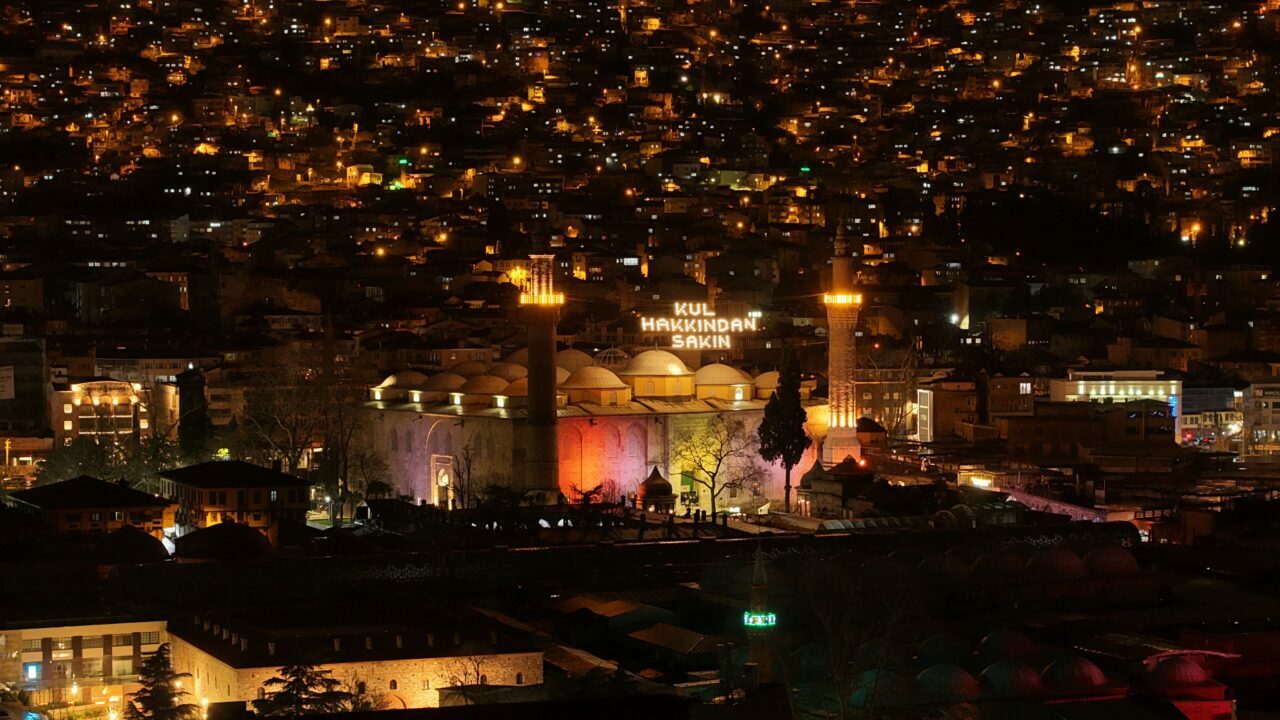 Bursa Ulu Cami’nin ‘Kul hakkından sakın’ yazılı mahyası yakıldı Bursa Ulu Cami’nin ‘Kul hakkından sakın’ yazılı mahyası yakıldı