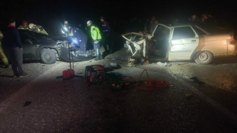 Bursa’da kafa kafaya kaza Bursa'nın İnegöl ilçesinde iki otomobilin kafa kafaya çarpışması sonucu 3