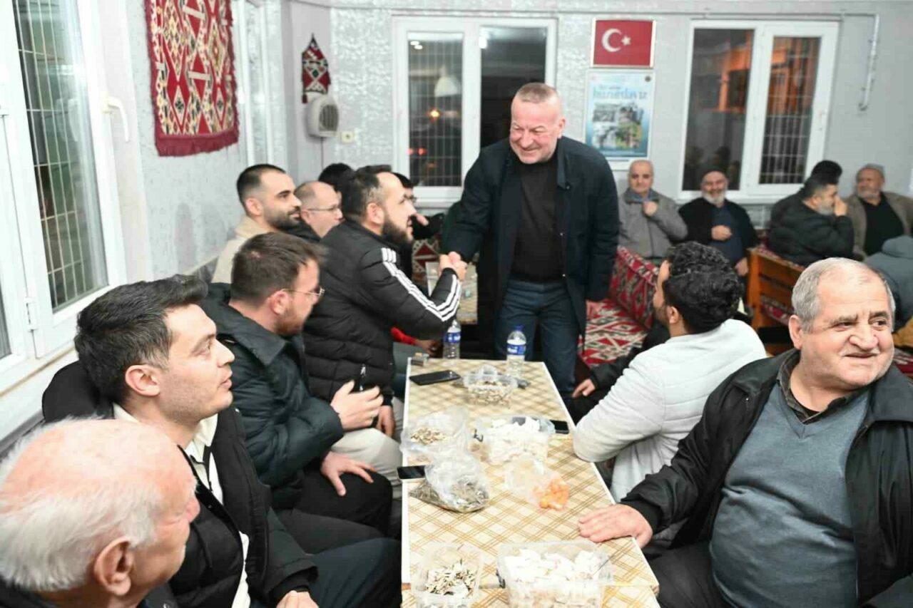 Bursa’da Başkan Karabatı, teravih sonrası vatandaşla bir arada