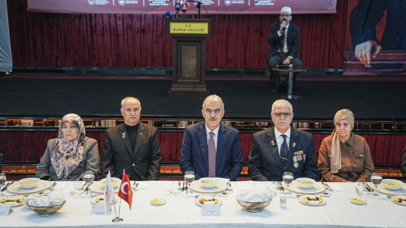 Bursa’da ”Büyük Aile Sofrası” iftarı! Şehit ve gaziler unutulmadı Bursa'da, "Büyük Aile Sofraları" programı kapsamında şehit yakınları, gaziler ve