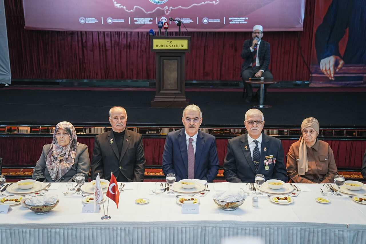 Bursa’da ”Büyük Aile Sofrası” iftarı! Şehit ve gaziler unutulmadı