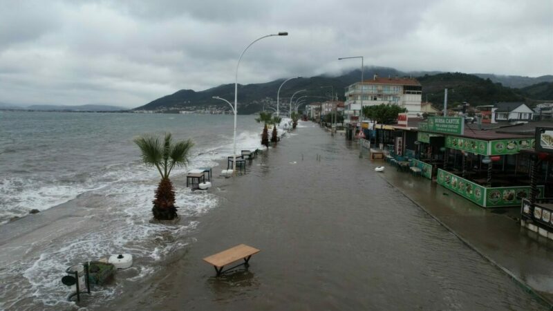 Bursa’nın Gemlik ilçesine bağlı Kurşunlu Mahallesi’nde fırtına ve yoğun gelgit
