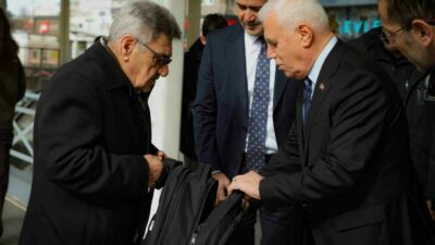 Bursa’da deprem farkındalığı: Başkan Bozbey vatandaşlara tek tek dağıttı