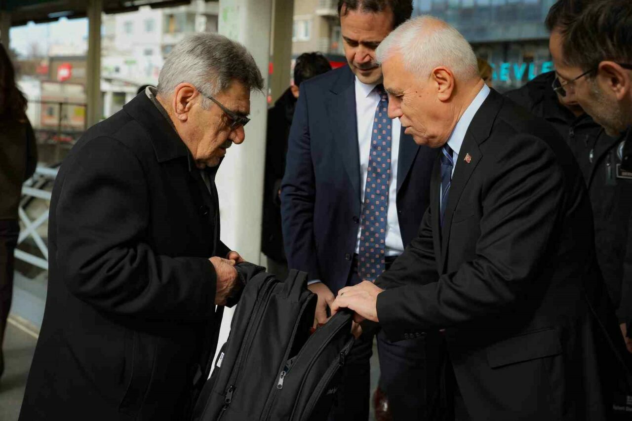 Bursa’da deprem farkındalığı: Başkan Bozbey vatandaşlara tek tek dağıttı